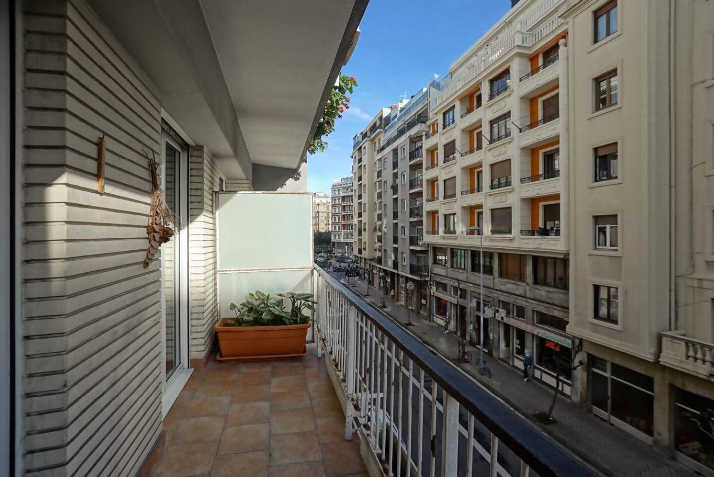 Amplio Apartamento En Gros Con Parking Privado Сан-Себастьян Экстерьер фото